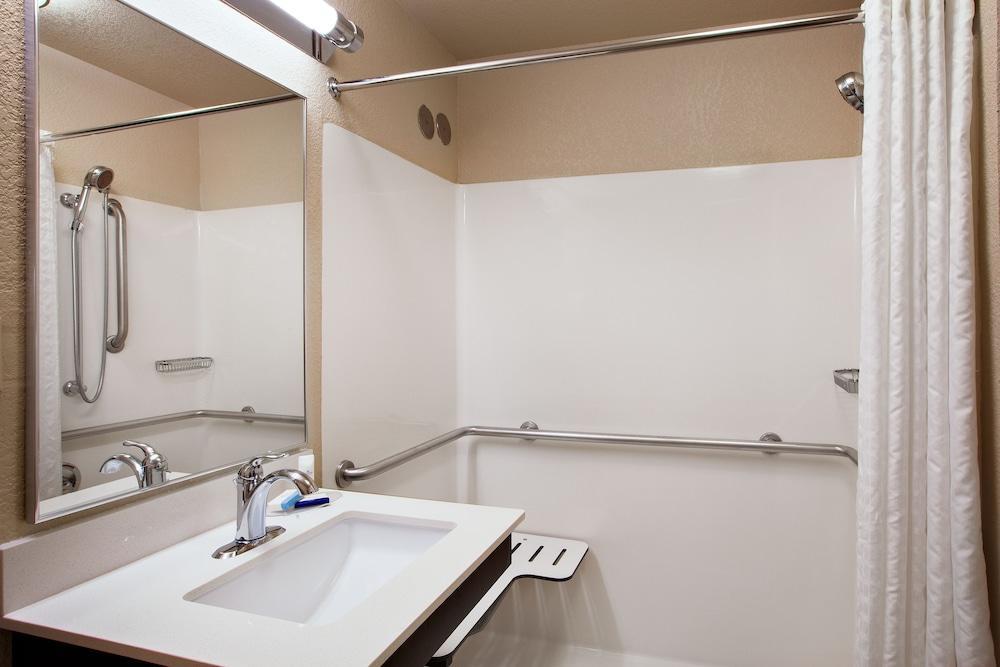Candlewood Suites Medford By Ihg Bagian luar foto