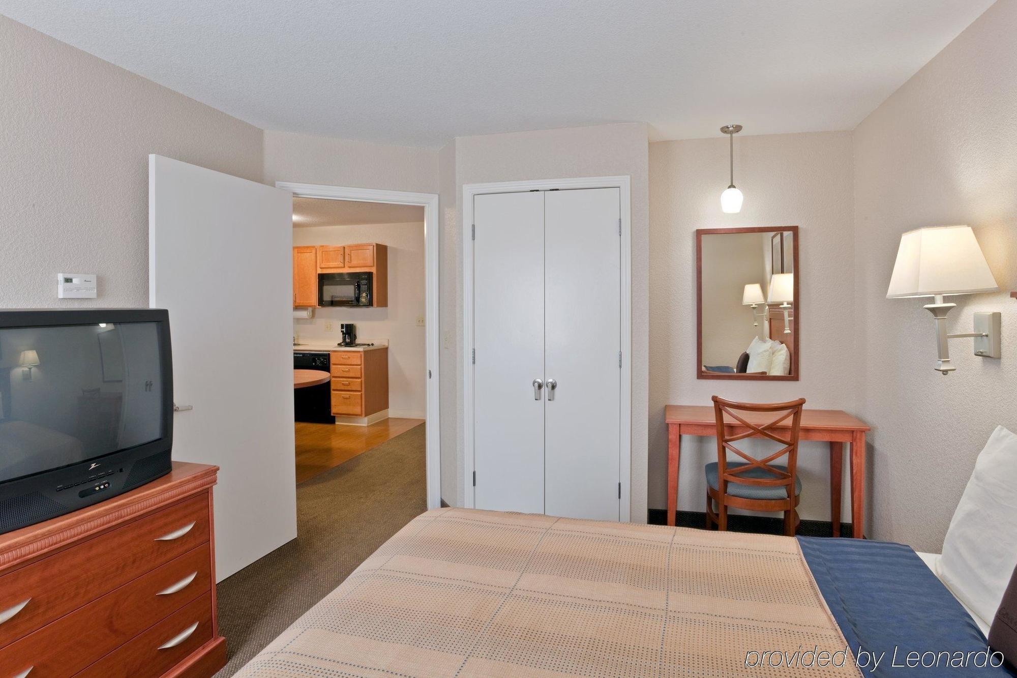 Candlewood Suites Medford By Ihg Bagian luar foto